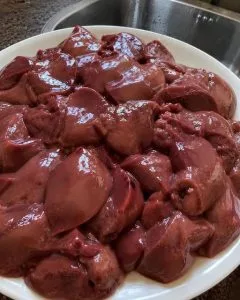 Ficatul de pui: superalimentul uitat care chiar merită un loc în farfuria ta.