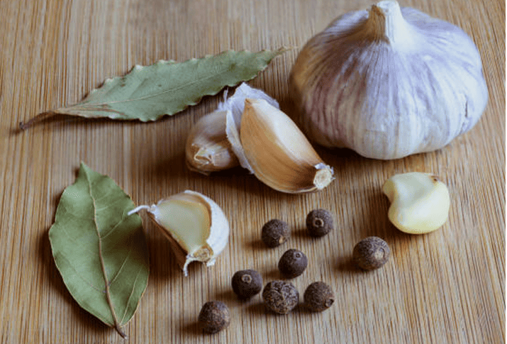 În medicina tradițională, ingredientele naturale au fost utilizate de secole pentru a promova sănătatea și a preveni diverse afecțiuni. Oțetul cu usturoi, dafin și piper este o rețetă uitată, dar extrem de eficientă, care sprijină circulația sângelui, imunitatea și curățarea vaselor de sânge. Preparată ușor acasă, această băutură naturală devine un tonic valoros pentru organismul nostru, având multiple beneficii asupra sănătății. Beneficiile Usturoiului pentru Sănătate