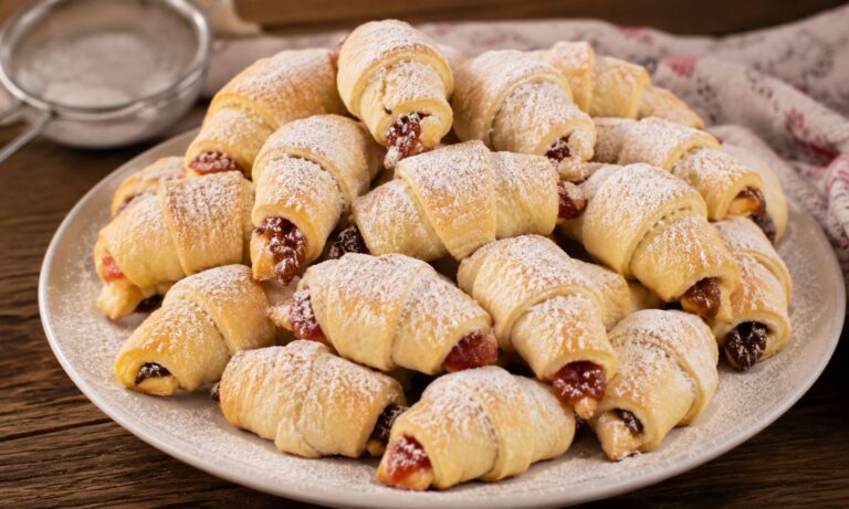 Dacă sunteți în căutarea unui desert care să vă aducă aminte de copilărie, cornulețele fragede cu borș sunt alegerea perfectă! Aceste delicii nu doar că se topesc în gură, dar sunt și ușor de preparat. Aroma lor inconfundabilă, combinată cu umplutura de rahat sau gem, le face ideale pentru a fi savurate alături de o cafea sau un ceai. Haideți să descoperim împreună rețeta acestor cornulețe delicioase!