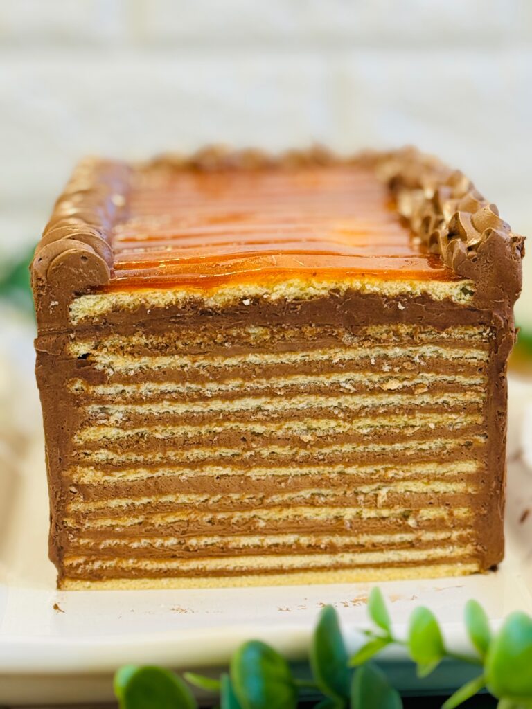 Doboșul clasic cu zahăr ars este un desert emblematic, care îmbină perfect savoarea bogată a ciocolatei cu textura fină a foilor subțiri. Acest desert nu doar că încântă papilele gustative, dar și privirile, devenind o alegere ideală pentru ocazii speciale sau momente de răsfăț personal. Fiecare felie promite o experiență gustativă intensă, iar prepararea sa poate deveni o adevărată artă culinară. Ingrediente necesare pentru crema de ciocolată