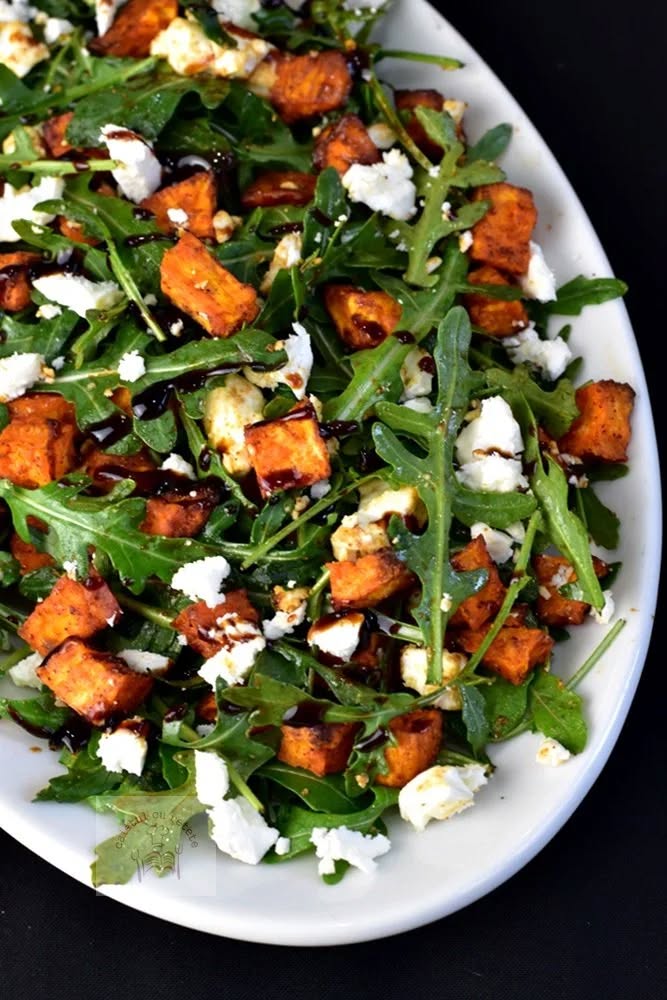 Salată de rucola cu cartofi dulci și brânză feta