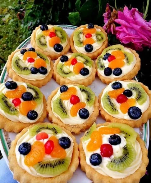 Tartă cu fructe pufoase: desertul ideal pentru orice moment al zilei
