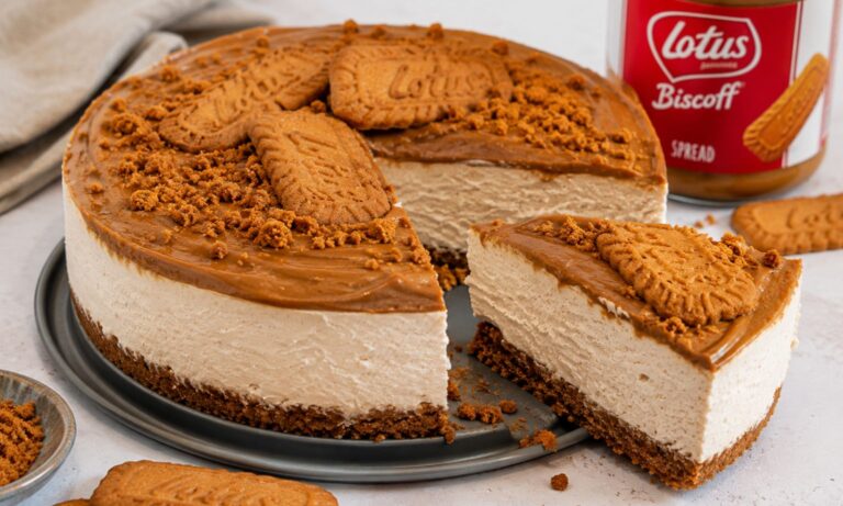 Dacă ești în căutarea unui desert care să îmbine perfect aromele de caramel și biscuiți, cheesecake-ul Biscoff este alegerea ideală. Acest desert nu doar că arată spectaculos, dar este și extrem de ușor de preparat, fără a necesita coacere. Cu o bază crocantă de biscuiți și o cremă fină de mascarpone, fiecare felie te va încânta cu gustul său delicios.