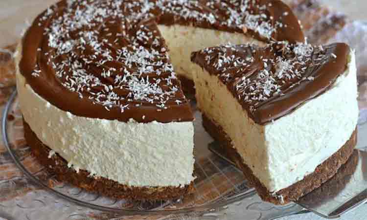 Tort Delicios cu Cremă de Brânză și Glazură de Ciocolată