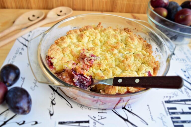 Crumble delicios cu prune și nuci: rețetă simplă și savuroasă