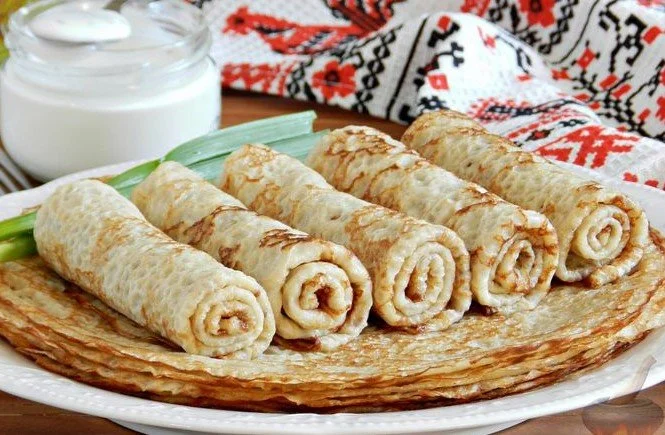 Clătitele cu aluat opărit sunt o adevărată delicatesă, ușor de preparat și absolut savuroasă. De-a lungul anilor, am descoperit că aceste clătite nu doar că sunt perfecte pentru un mic dejun copios, dar sunt și ideale pentru un brunch de weekend sau o gustare rapidă în timpul zilei. În plus, textura lor pufoasă și aroma de vanilie le fac unică în comparație cu clătitele tradiționale. Dacă încă nu ai încercat să le prepari, vei fi surprins de cât de simplu și delicios poate fi acest proces.