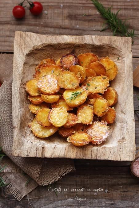 Cartofi la cuptor super crocanți – trucul simplu care face diferența 🥔
