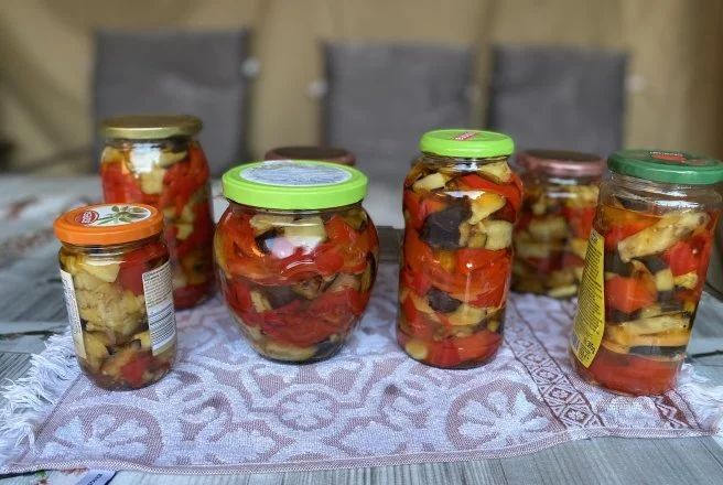 Rețetă de ardei cu vinete la borcan: savoarea toamnei în casa ta